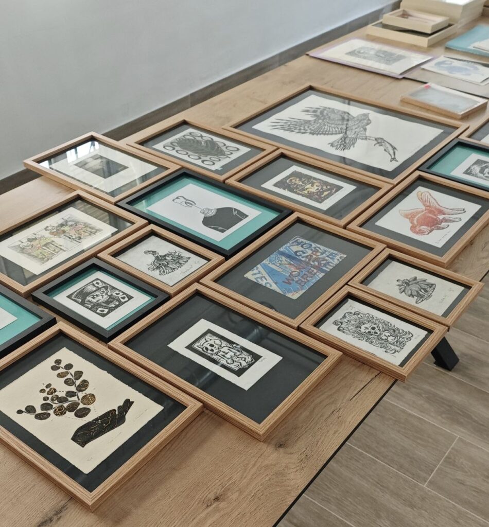 montaje exposición Vélez-Málaga